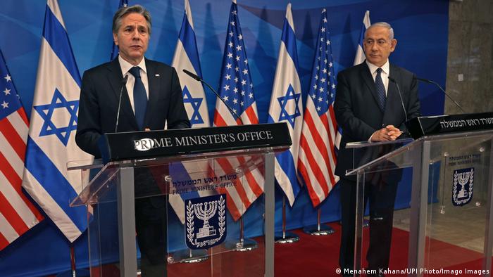 صورة من الأرشيف للقاء سابق بين وزير الخارجية الأمريكي وئيس الوزراء الإسرائيلي (25/5/2021)