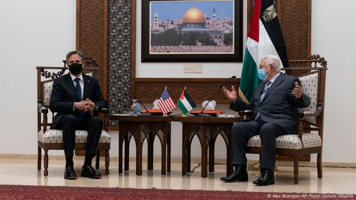 لقاء سابق بين وزير الخارجية الأمريكي أنتوني بلينكن والرئيس الفلسطيني محمود عباس في رام الله (25/5/2021)