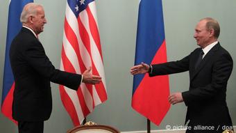 Μόσχα, 2011. Ο τότε αντιπρόεδρος των ΗΠΑ συναντά τον τότε Ρώσο πρωθυπουργό