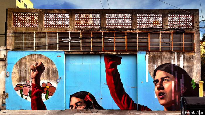 Mural de la artista Mariela Ajras What it feels like ubicado en la capital argentina.
