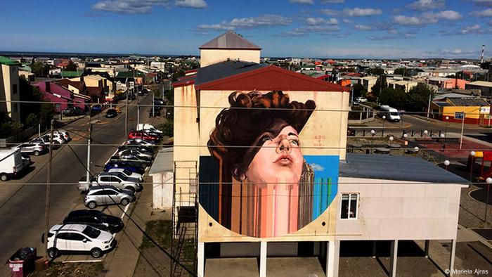 Mural The sea and her realizado por Mariela Ajras en Tierra del Fuego, Argentina.