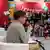 Ein Mann spricht bei der Leipziger Buchmesse 2019 vor vielen Kindern in ein Mikrofon.