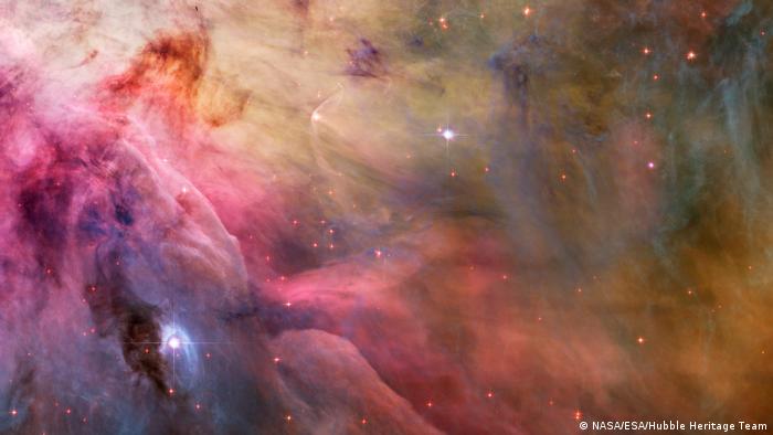 Este primer plano de nubes cósmicas y vientos estelares presenta a LL Orionis, interactuando con el flujo de la nebulosa de Orión. (Foto referencial)