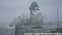 26.05.2021
Heavy winds and sea waves hit the shore at the Digha beach on the Bay of Bengal coast as Cyclone Yaas intensifies in West Bengal state, India, Wednesday, May 26, 2021. Heavy rain and a high tide lashed parts of India's eastern coast as the cyclone pushed ashore Wednesday in an area where more than 1.1 million people have evacuated amid a devastating coronavirus surge. (AP Photo/Ashim Paul)