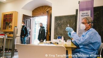 Εμβολιασμοί για αστέγους σε μια εκκλησία του Ντίσελντορφ 