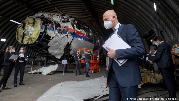 Vrhovni sodnik Hendrik Steinhuis in drugi sodniki in odvetniki so prejšnji mesec razmislili o rekonstrukciji letala MH17 Malaysia Airlines na vojaškem letališču Giles-Regene na jugu Nizozemske.