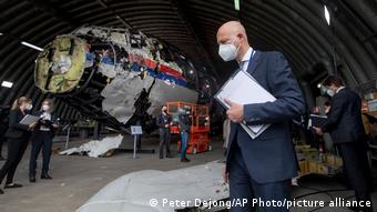 Судья Хендрик Стинхёйс рассматривает реконструированные обломки самолета рейса MH17 на военной авиабазе Гилзе-Рийен в Нидерландах