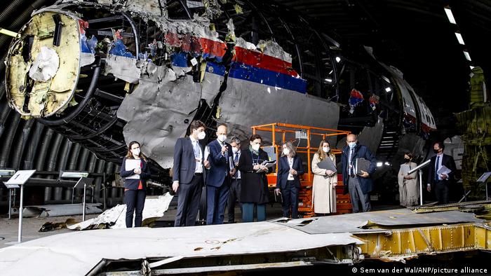 Участники процесса осматривают реконструкцию сбитого Боинга-777, сделанную в Нидерландах в интересах следствия по делу о крушении лайнера, май 2021 года