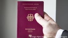 Ein Musterexemplar des neuen deutschen Reisepasses wird im Bundesministeriums des Innern vorgestellt. 23.02.2017, Berlin. Berlin Deutschland PUBLICATIONxINxGERxSUIxAUTxONLY Copyright: xIngaxKjerx
a Sample copy the New German Passport will in Federal Ministry the Interior presented 23 02 2017 Berlin Berlin Germany PUBLICATIONxINxGERxSUIxAUTxONLY Copyright xIngaxKjerx
