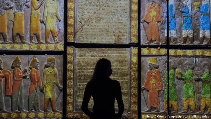 موزیم ویکتوریا و البرت لندن اعلام کرد از روز شنبه ۲۹ می نمایشگاهی با موضوع ایران باستان برگزار خواهد کرد. بیش از ۳۰۰ اثر متعلق به دوره‌های مختلف تاریخی ایران در ۱۰ بخش مختلف به نمایش گذاشته خواهند شد.