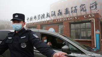 China | Sicherheitsbeamter am Wuhan Institut of Virology