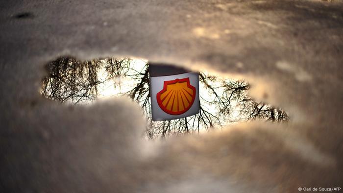 Logo de Shell se puede ver entre una nube