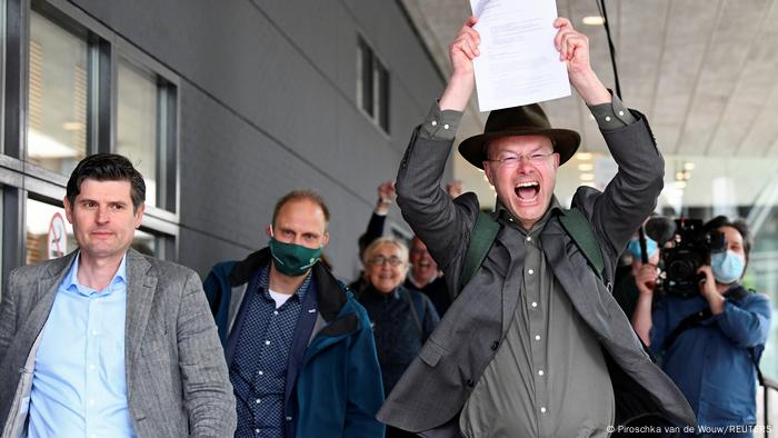 El director de Milieudefensie, Donald Pols, visiblemente feliz con el veredicto. El director de Milieudefensie, Donald Pols, visiblemente feliz con el veredicto.