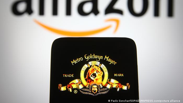 Logo de Metro Goldwyn Mayer sobre fondo de Amazon. 