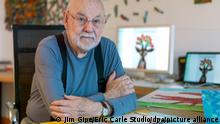 Eric Carle, Autor und Illustrator von «Die kleine Raupe Nimmersatt», sitzt am Schreibtisch. Am 25.06.2019 wird Carle 90 Jahre alt. +++ dpa-Bildfunk +++