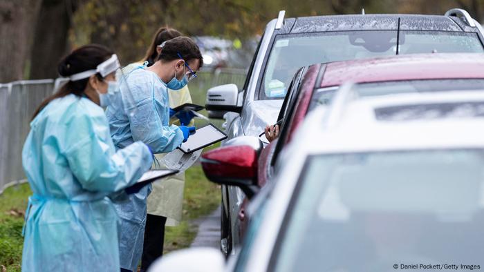 Le personnel portant des EPI est vu parmi les files d'attente massives sur un site de test COVID pop-up à Albert Park Lake.