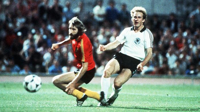 De spelscène met Karl-Heinz Rummenigge in de finale van het EK 1980 tegen België