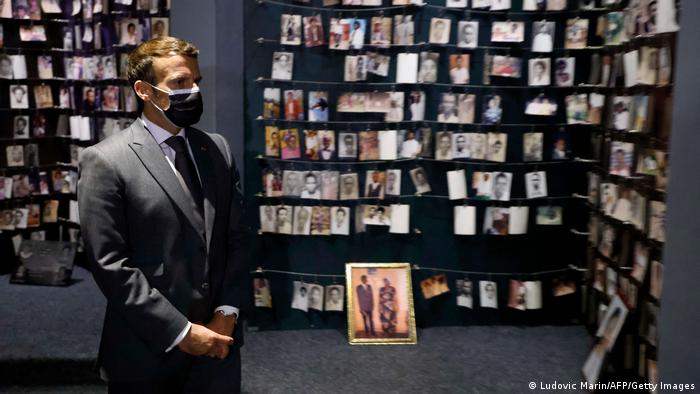 Macron observa fotos de vítimas do massacre