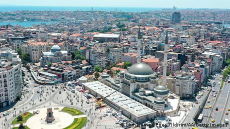Площад Таксим в Истанбул се променя изчезват сгради свързани с