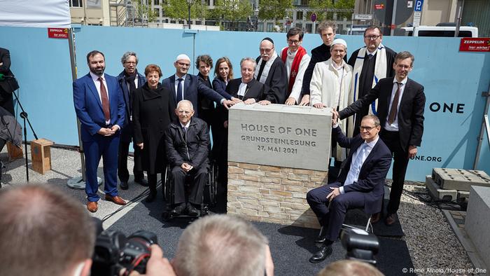 Temel atma törenine Almanya Federal Parlamento Başkanı Wolfgang Schäuble ve Berlin Eyalet Başbakanı Michael Müller de katıldı