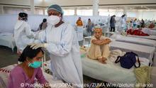 Un médico atiende a un paciente con COVID-19 en Nueva Delhi, India. 