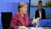 Bundeskanzlerin Angela Merkel (l, CDU) nimmt an einer Pressekonferenz mit dem bayerischen Ministerpräsidenten Markus Söder (CSU) nach einem Impfgipfel von Bund und Ländern zur Coronavirus-Erkrankung (COVID-19) im Kanzleramt teil.