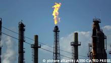 Una llama arde en la refinería de petróleo Shell Deer Park en Deer Park, Texas.