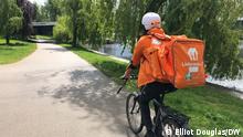 Fotograf: Elliot Douglas
Standort: Berlin
Food delivery service Lieferando has been accused of misusing delivery bikers' data, but for Berlin's thousands of drivers there are bigger problems.