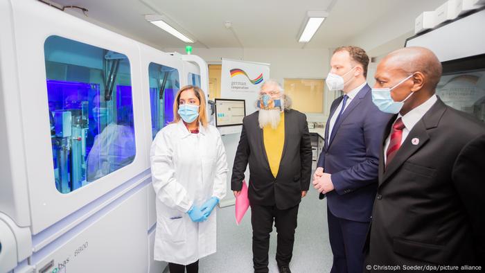 German Health Minister Jens Spahn (second-from-right) and his South African counterpart Zweli Mkhize examine PCR analysis equipment at the National Institute for Communicable Diseases (NICD)