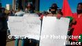 Deux personnes a une manifestation contre l'accord entre l'Allemagne et la Namibie à Windhoek