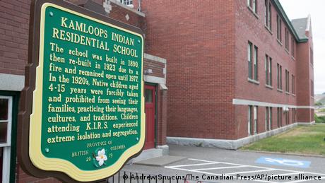 Десетки години деца от коренното население на Канада са били