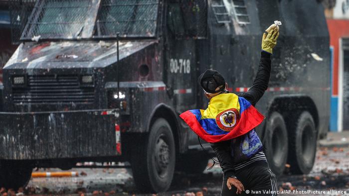 Manifestante durante confronto nos arredores de Bogotá