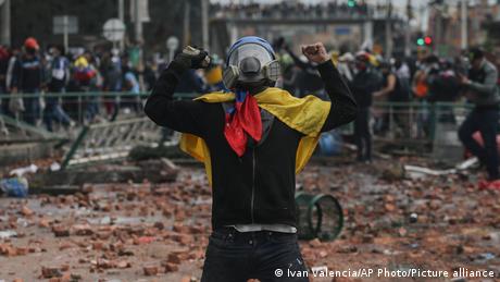 Manifestantes antigubernamentales chocan con la policía en las afueras de Bogotá, en mayo de 2021.