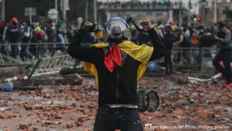 Manifestantes antigubernamentales chocan con la policía en las afueras de Bogotá, en mayo de 2021.