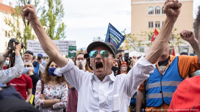 Protivladni aktivist dvigne pesti
