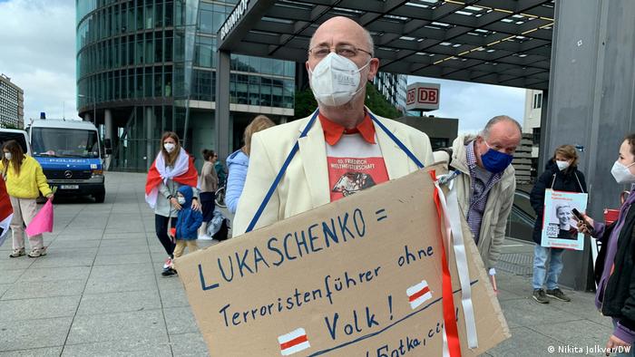 Мужчина с плакатом - Лукашенко - террористический лидер без народа
