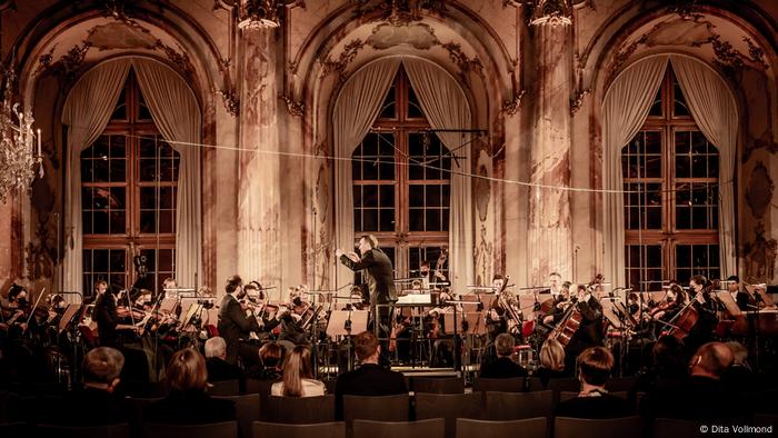 Conductor Jörg Widmann with orchestra during the opening concert.