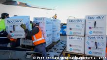 Eine neue Lieferung von ca. 470 000 Dosen des russischen Corona-Impfstoffs Sputnik V wird aus einem Flugzeug der argentinischen Fluggesellschaft Aerolineas Argentinas entladen. +++ dpa-Bildfunk +++