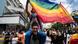 Foto simbólica de personas que marchan en una calle de Venezuela con la bandera LGBTI en una imagen de archivo. Foto simbólica de personas que marchan en una calle de Venezuela con la bandera LGBTI en una imagen de archivo.