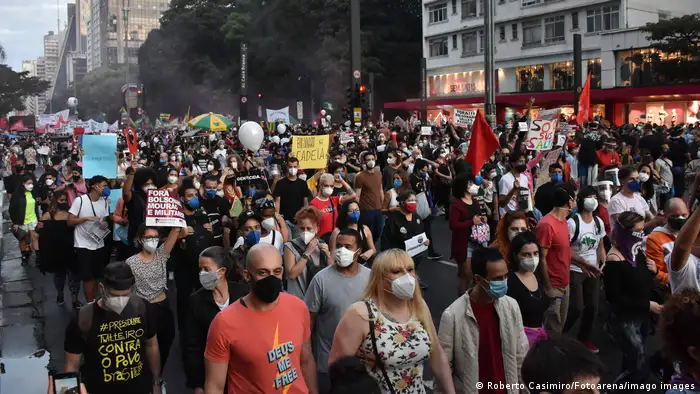 Les Brésiliens manifestent contre leur président anti-masque et anti-vaccin