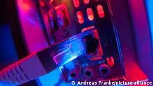 DEU/Deutschland/ILLUSTRATION: Internetanschluss; Der Stecker eines DSL-/LAN-Verbindungskabels ist neben der Anschlussbuchse eines Computers zu sehen. **Foto: Andreas Franke**