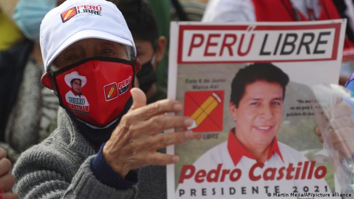 Foto de una persona con material de propaganda de Perú Libre y Pedro Castillo