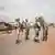 Des militaires centrafricains au milieu d#une rue  de Boali (archive de 2021)