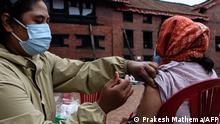 *** Dieses Bild ist fertig zugeschnitten als Social Media Snack (für Facebook, Twitter, Instagram) im Tableau zu finden: Fach „Images“ —> Coronavirus/Nepal | 31.05.2021 ***
A health worker inoculates a woman with the Chinese-made Vero Cell Covid-19 vaccine in Kathmandu on May 25, 2021. (Photo by PRAKASH MATHEMA / AFP)