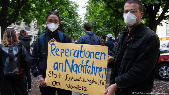 Reparaciones para los descendientes en lugar de ayuda al desarollo, dice el letrero exhibido durante una protesta en Berlín.