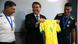 Bolsonaro segura camisa da seleção brasileira de futebol Bolsonaro segura camisa da seleção brasileira de futebol