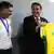 Bolsonaro segura camisa da seleção brasileira de futebol