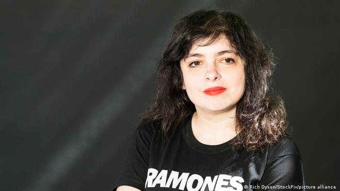 Mariana Enríquez in Ramones-T-Shirt