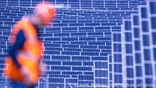 31.05.2021
Ein Monteur steht im neuen Photovoltaik-Park des Unternehmens Enerparc der offiziell in Betrieb genommen wird. Die Unternehmen Enerparc und die Deutschen Bahn haben einen Stromliefervertrag über jährlich 80 Gigawattstunden abgeschlossen. Der Solar-Park auf einer Fläche von rund 91 Hektar soll in den nächsten 30 Jahren Strom für die Bahn liefern. +++ dpa-Bildfunk +++