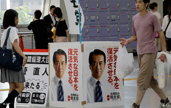 Wahlplakat der Demokratischen Partei Japans am Bahnhof von Kawasaki (Foto: AP)